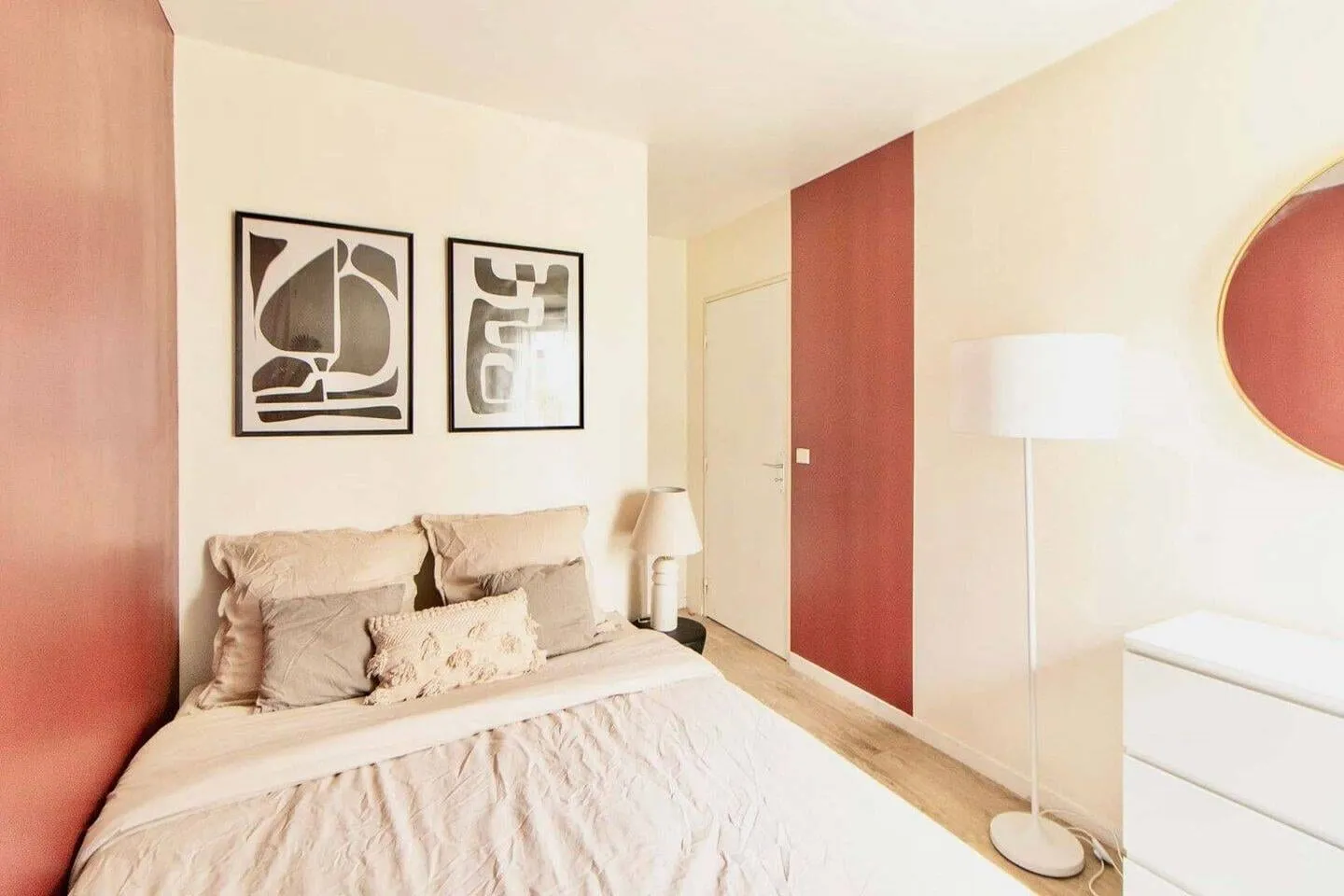 Chambre avec affiches encadrées et rangements