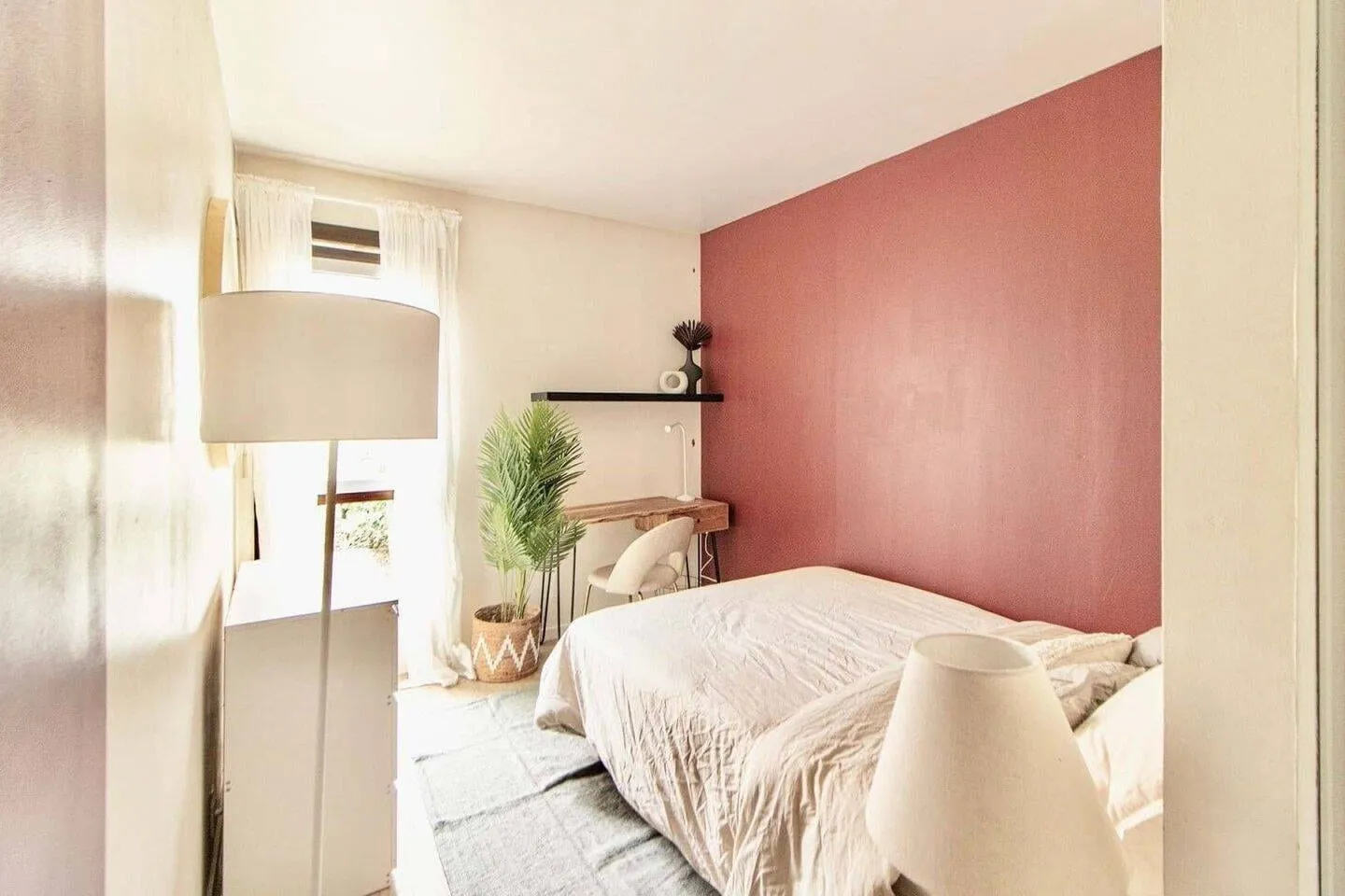 Chambre au mur rouge vue depuis l'entrée