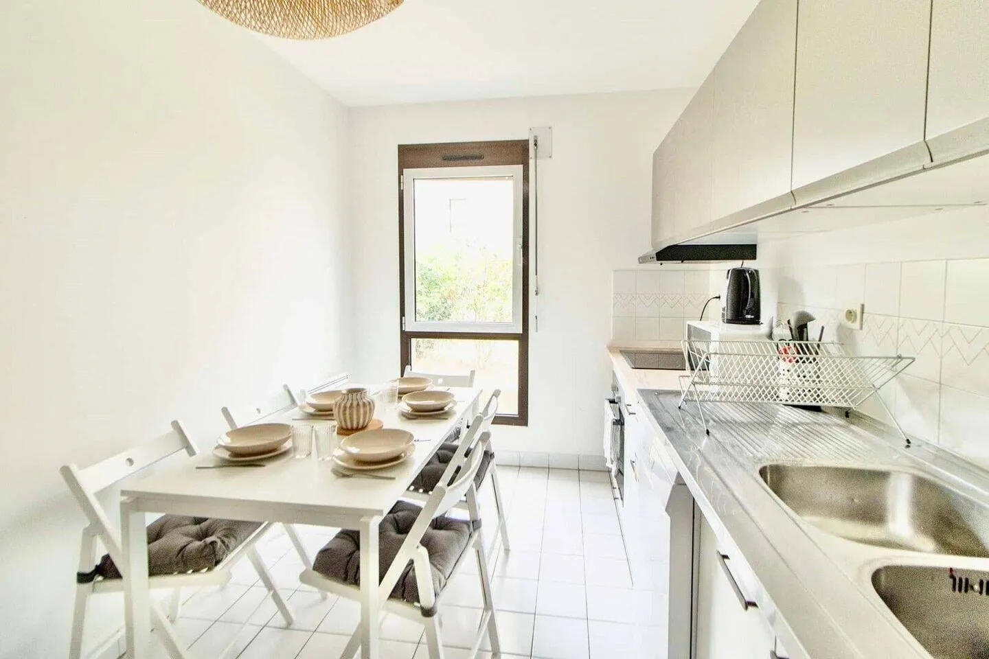 Coin repas ouvert sur la cuisine