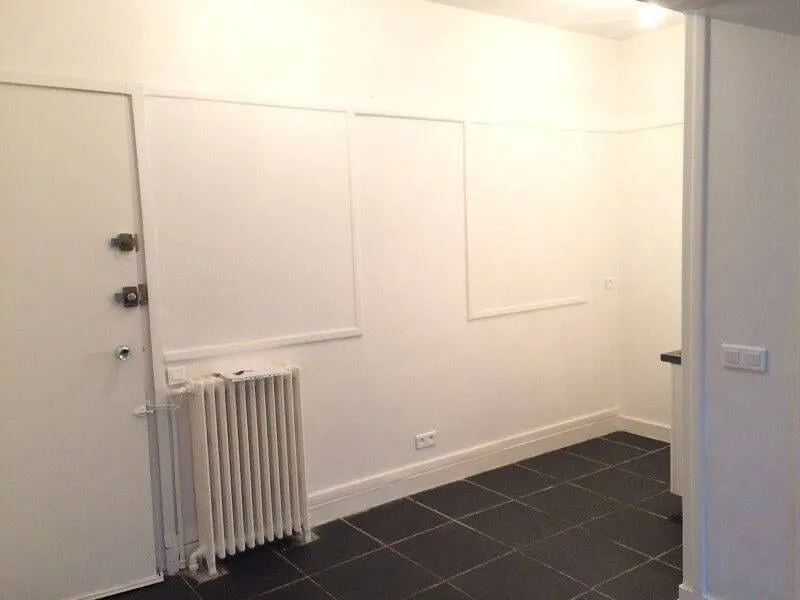 Mur et radiateur de la pièce principale
