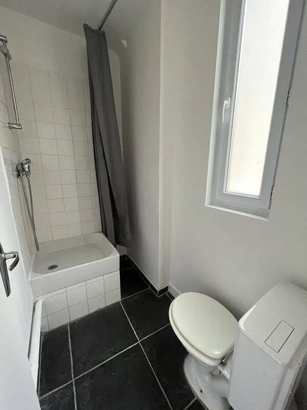 Salle d'eau avec douche