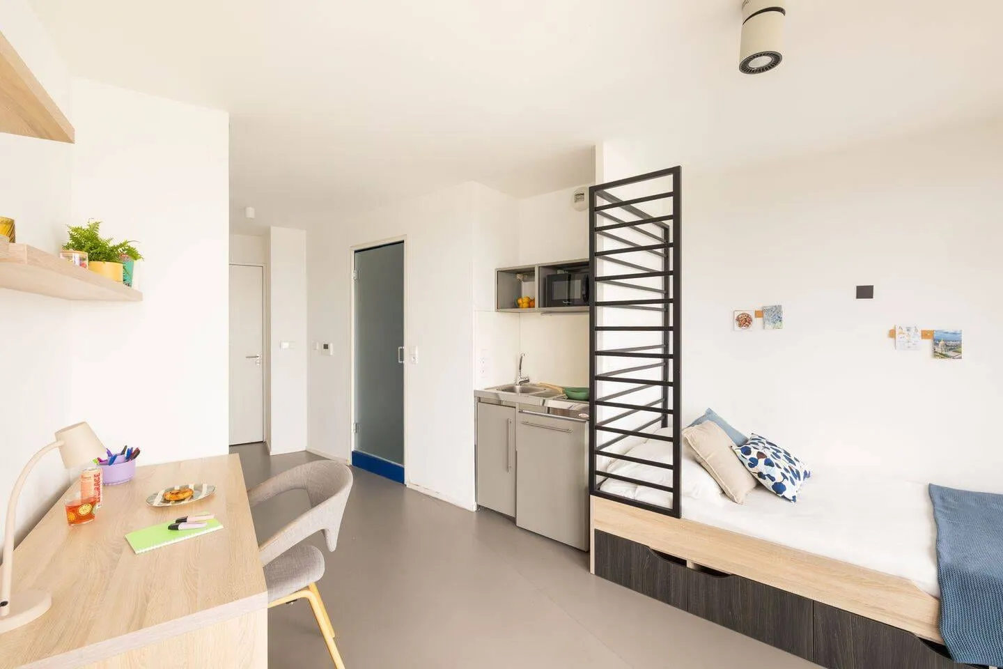 Lit simple et rangements du studio