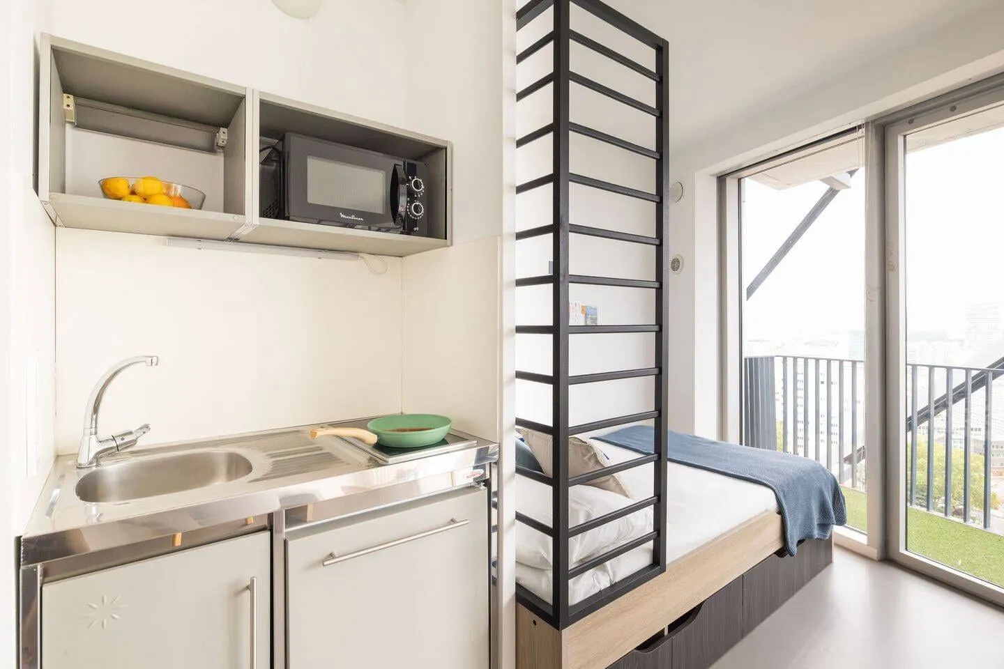 Kitchenette avec micro-ondes et évier