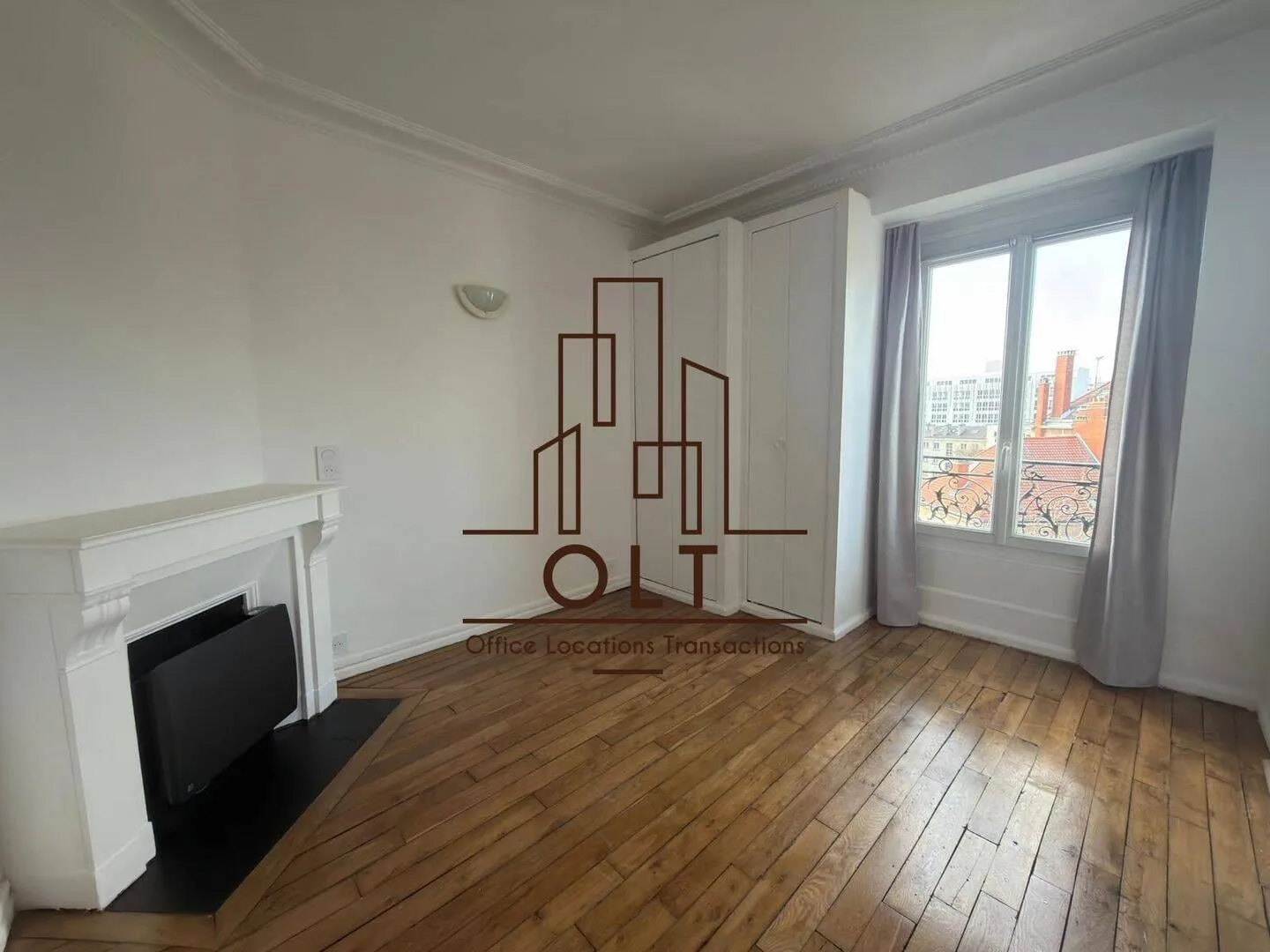 Pièce de vie avec parquet et fenêtre