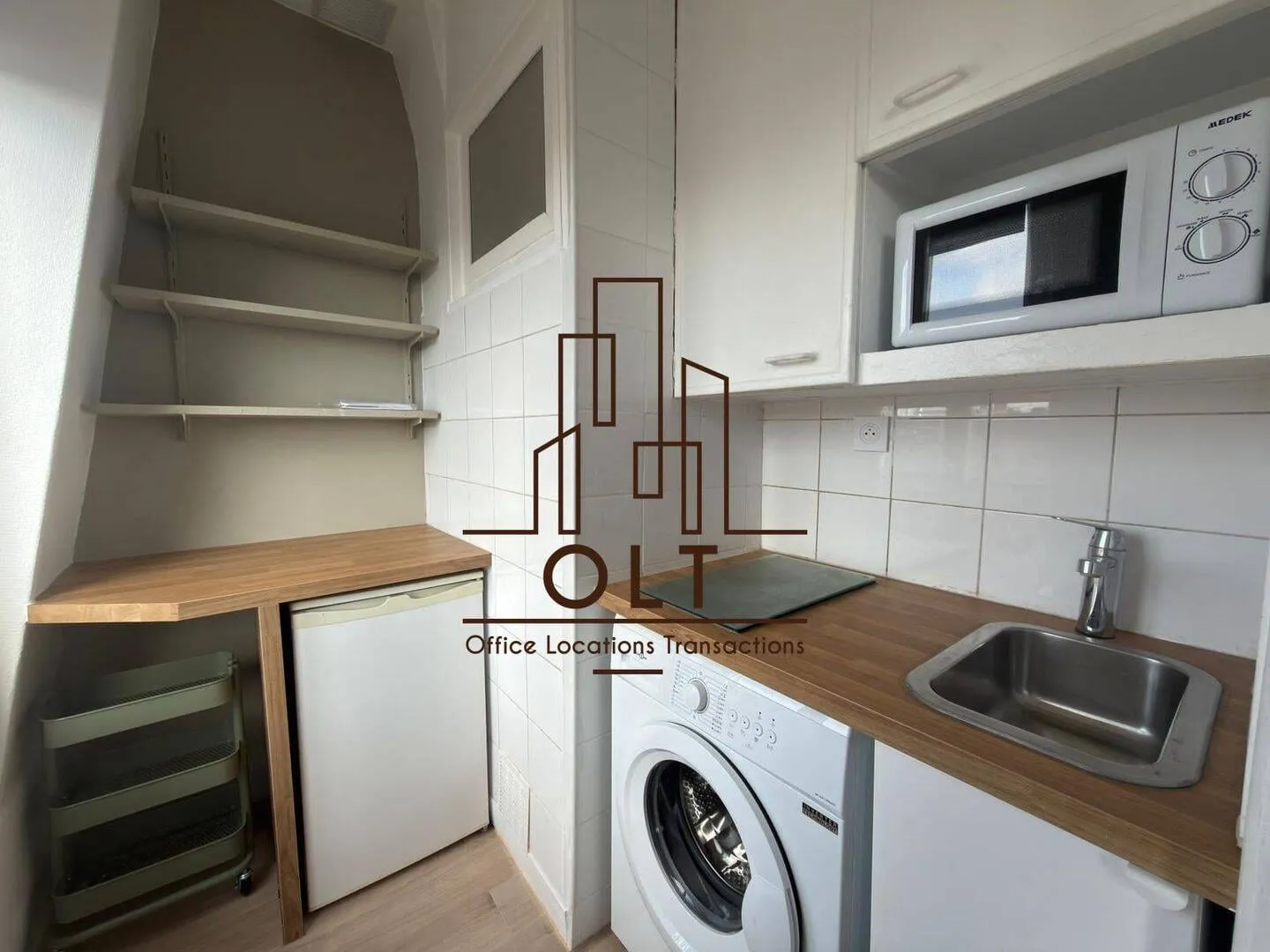 Cuisine équipée avec micro-ondes et lave-linge