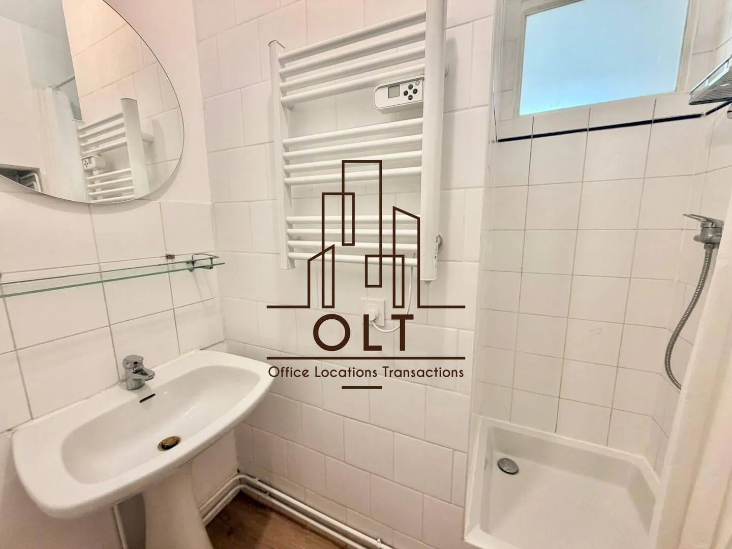 Salle d'eau avec lavabo