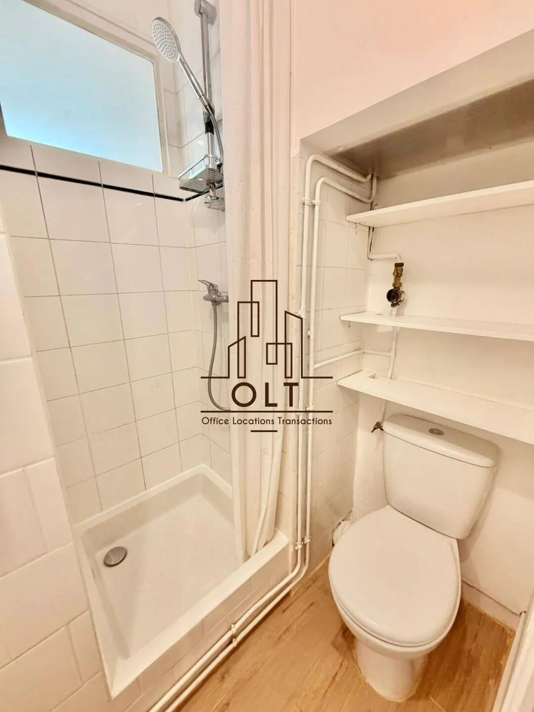 Douche et rangements de la salle d'eau