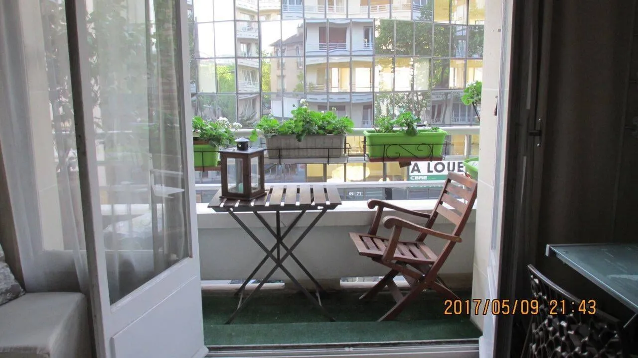Balcon avec table et chaises donnant sur la résidence