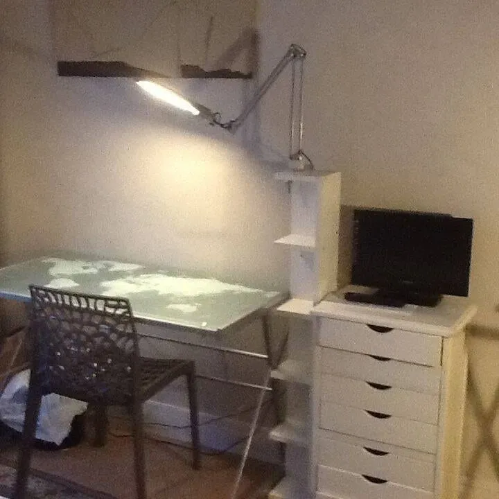 Coin repas avec table en verre et rangements