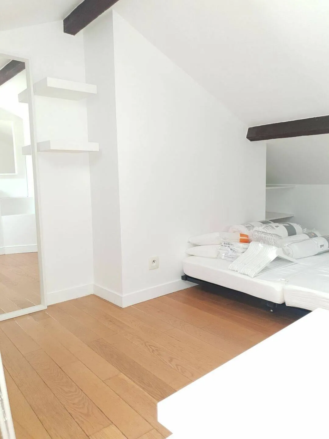 Mezzanine avec lit et poutres apparentes