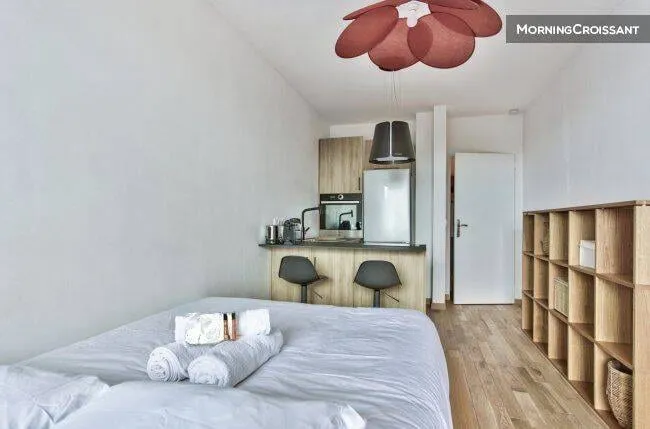 Espace de vie avec lit double et rangements