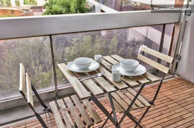 Balcon avec table et chaises