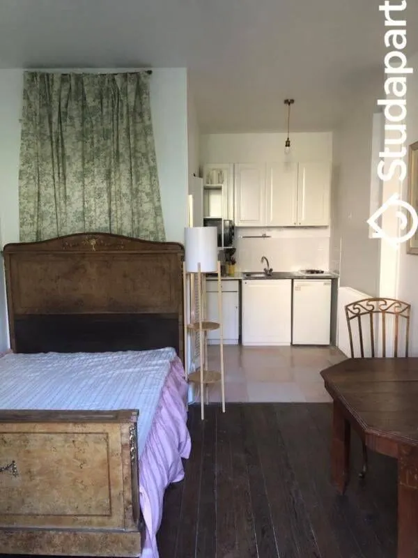 Chambre avec lit et coin cuisine