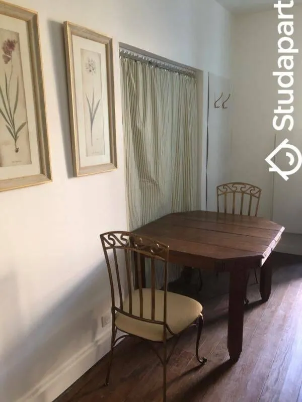 Coin repas avec table et chaises