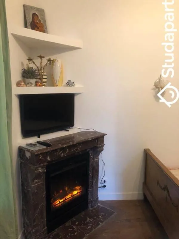 Télévision et commode de la chambre