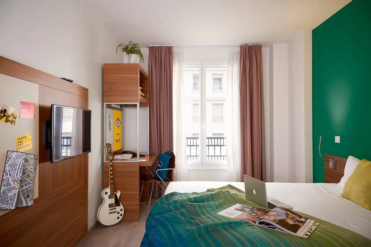 Chambre avec bureau et rangements