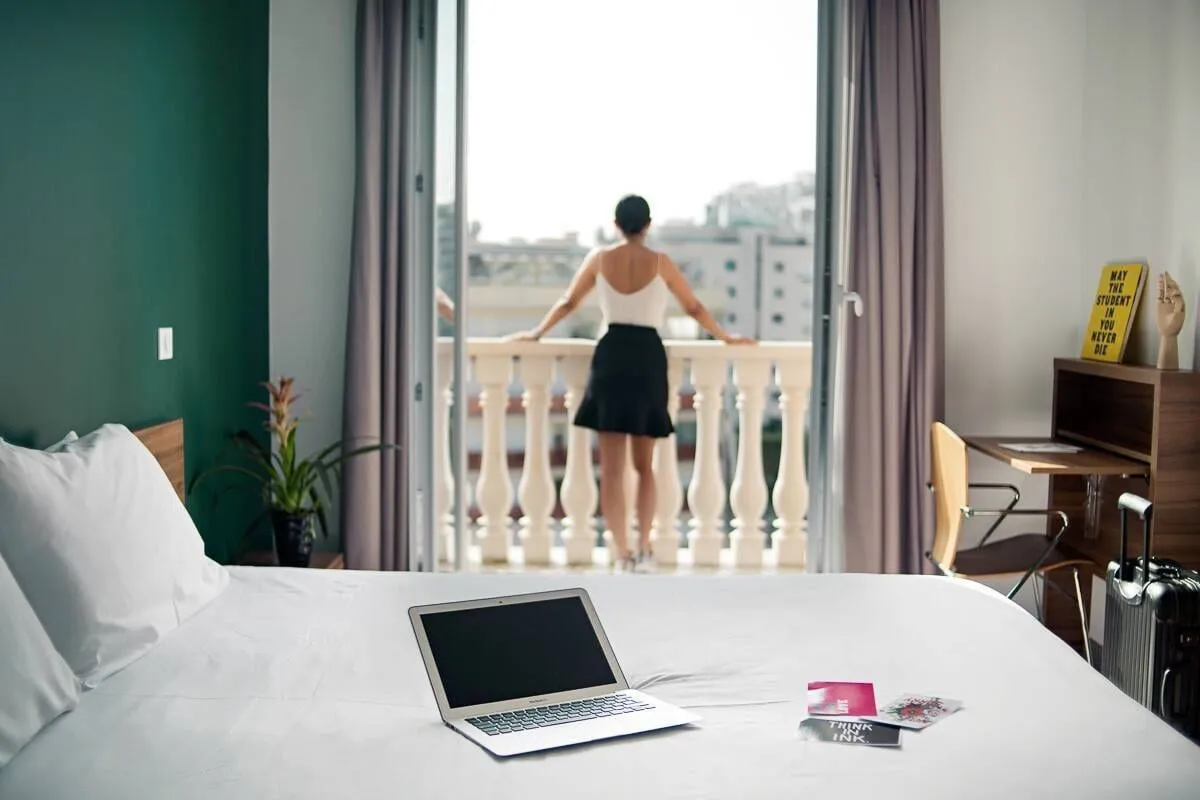 Chambre avec mur vert et bureau