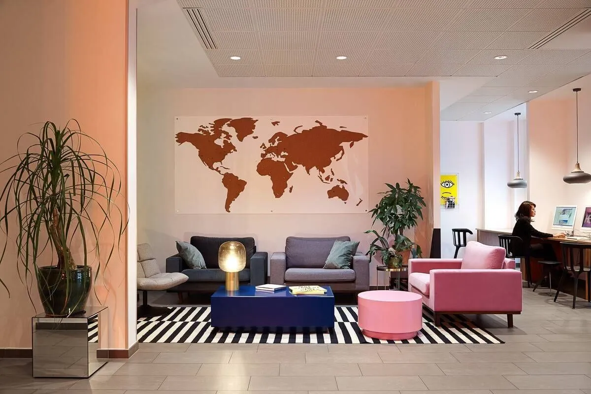 Chambre avec grande fenêtre donnant sur l'extérieur
