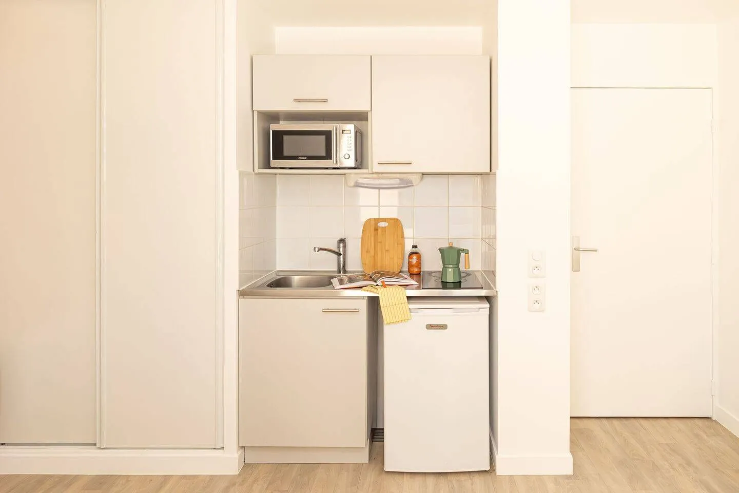 Kitchenette avec micro-ondes et réfrigérateur