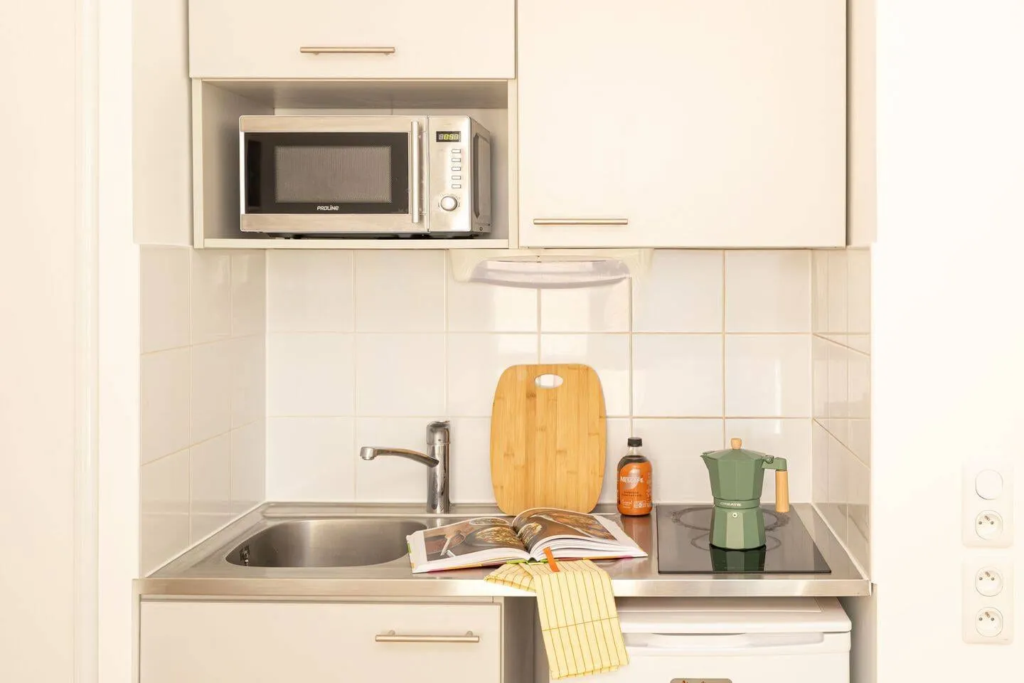Plan de travail et évier de la kitchenette