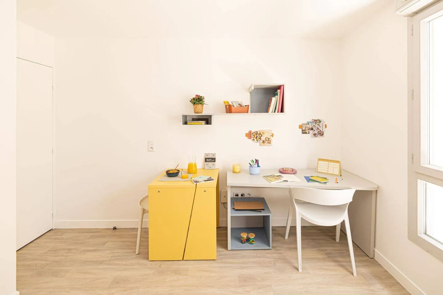 Bureau et étagères du studio
