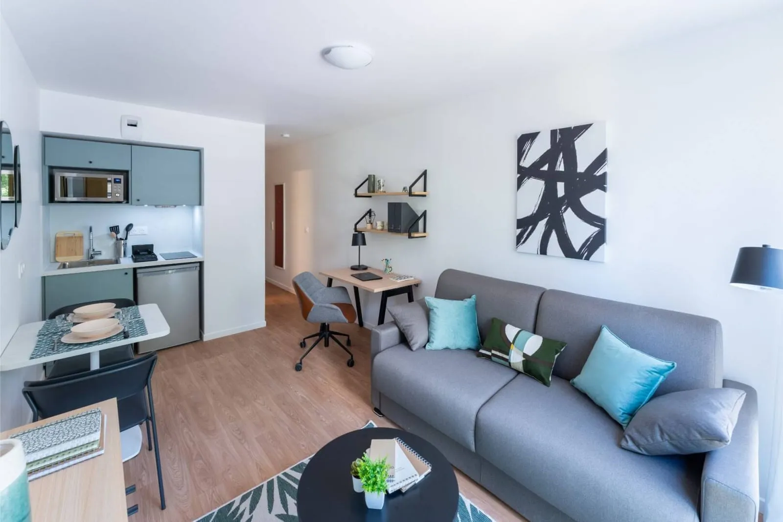 Studio avec canapé et décoration murale