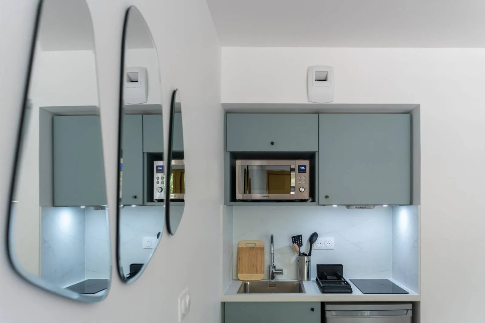 Kitchenette avec miroir et rangements