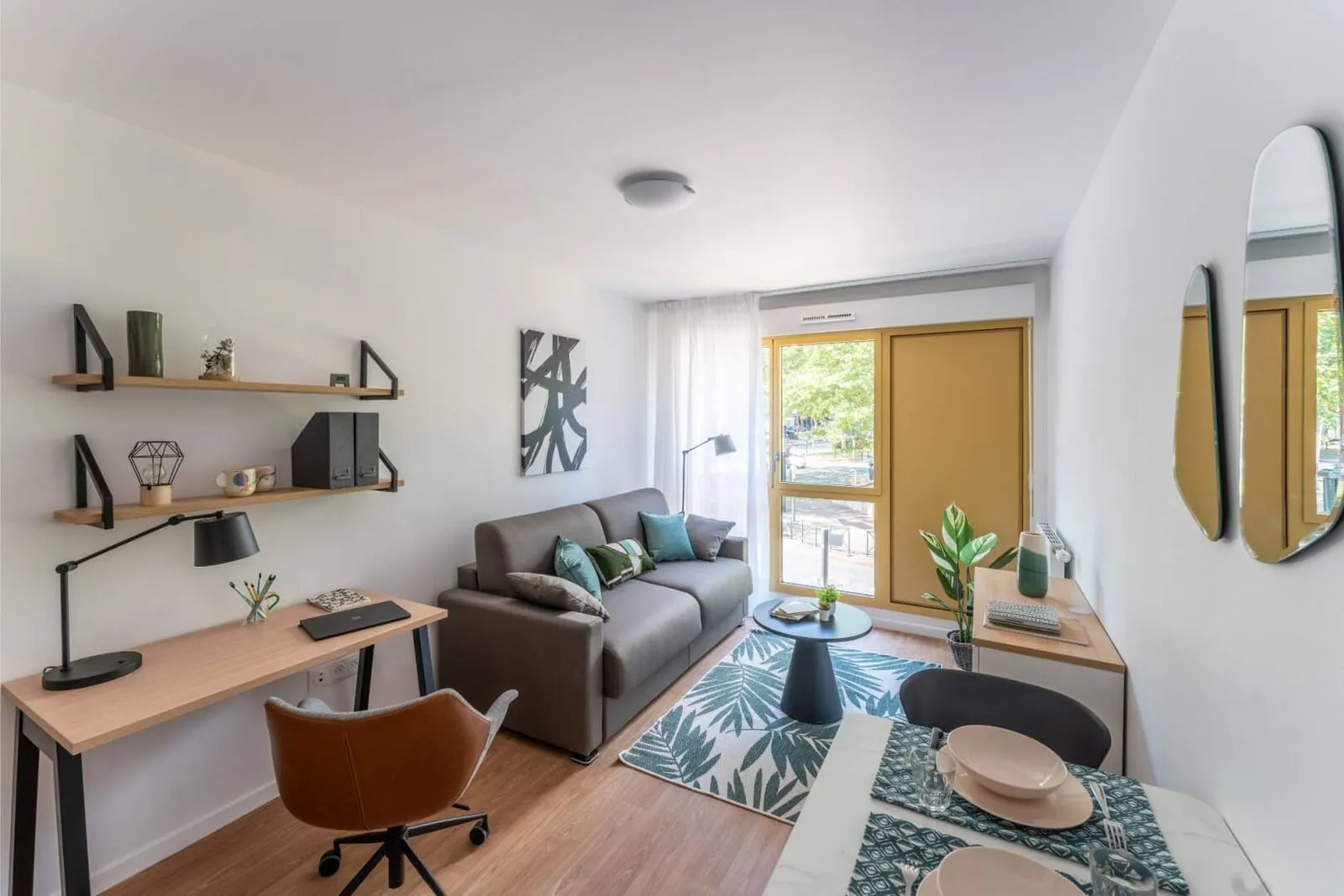 Espace de vie avec fauteuils et grandes fenêtres