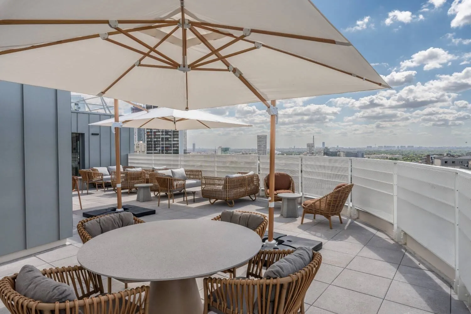 Terrasse commune avec tables et parasols