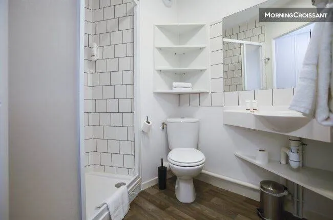 Salle d'eau avec WC et rangements