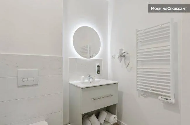 Salle d'eau avec vasque et sèche-serviettes