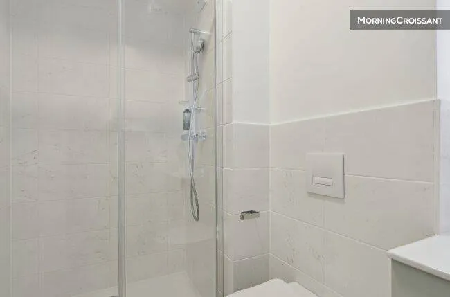 Douche à l'italienne de la salle d'eau