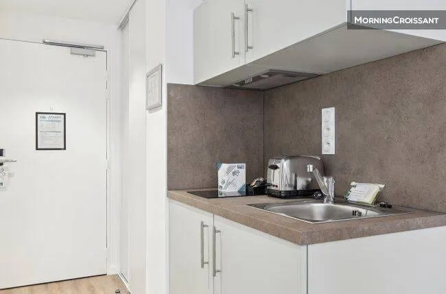 Kitchenette avec plaque et bouilloire