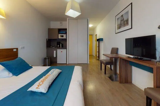Couchage et espace de travail avec télévision