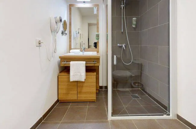 Salle de bains avec douche vitrée