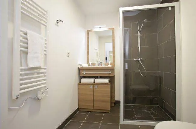 Salle de bains avec vasque et sèche-serviettes