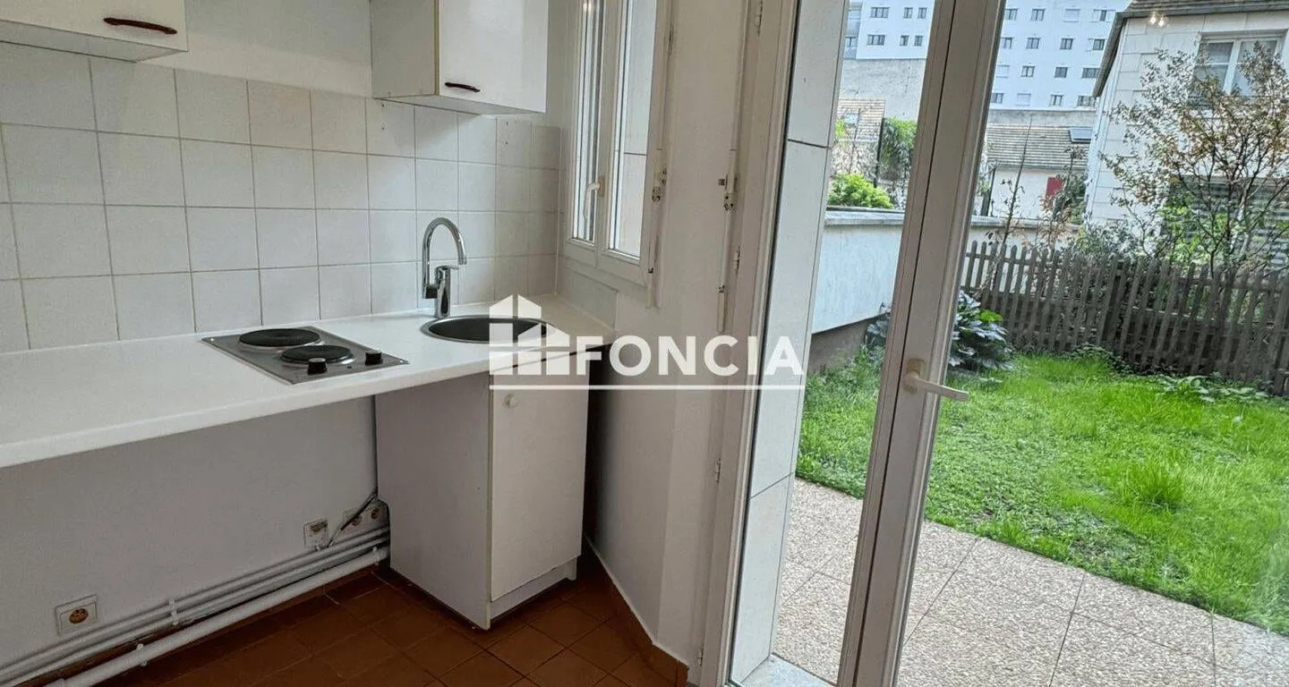 Cuisine indépendante ouvrant sur le jardin
