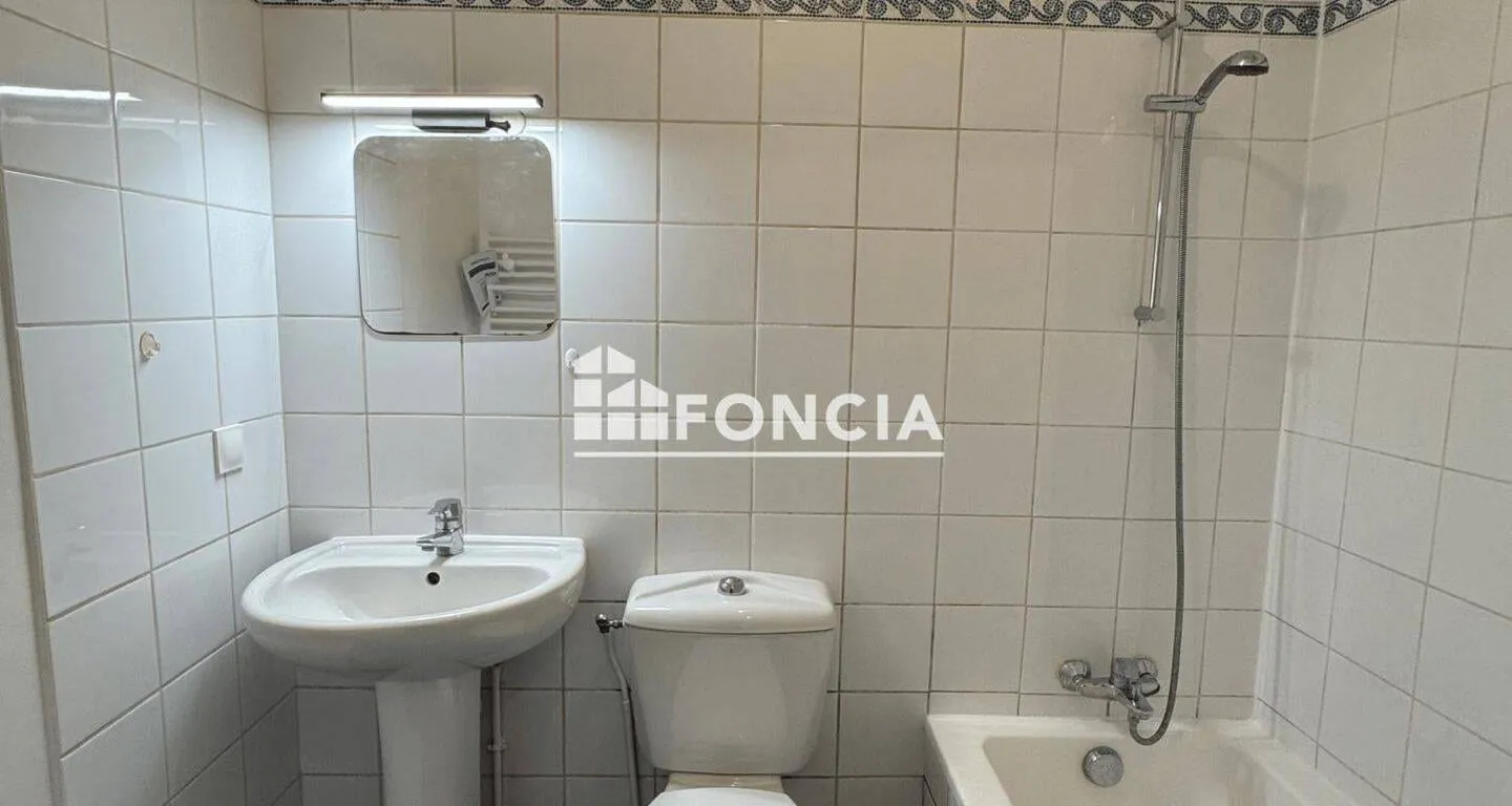 Salle de bains avec WC et lavabo