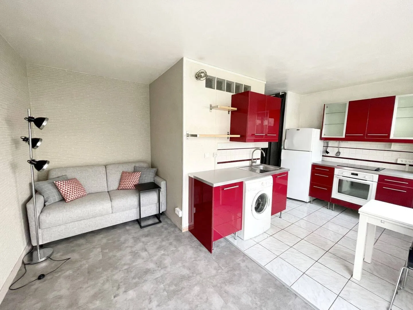 Pièce principale avec coin nuit et kitchenette