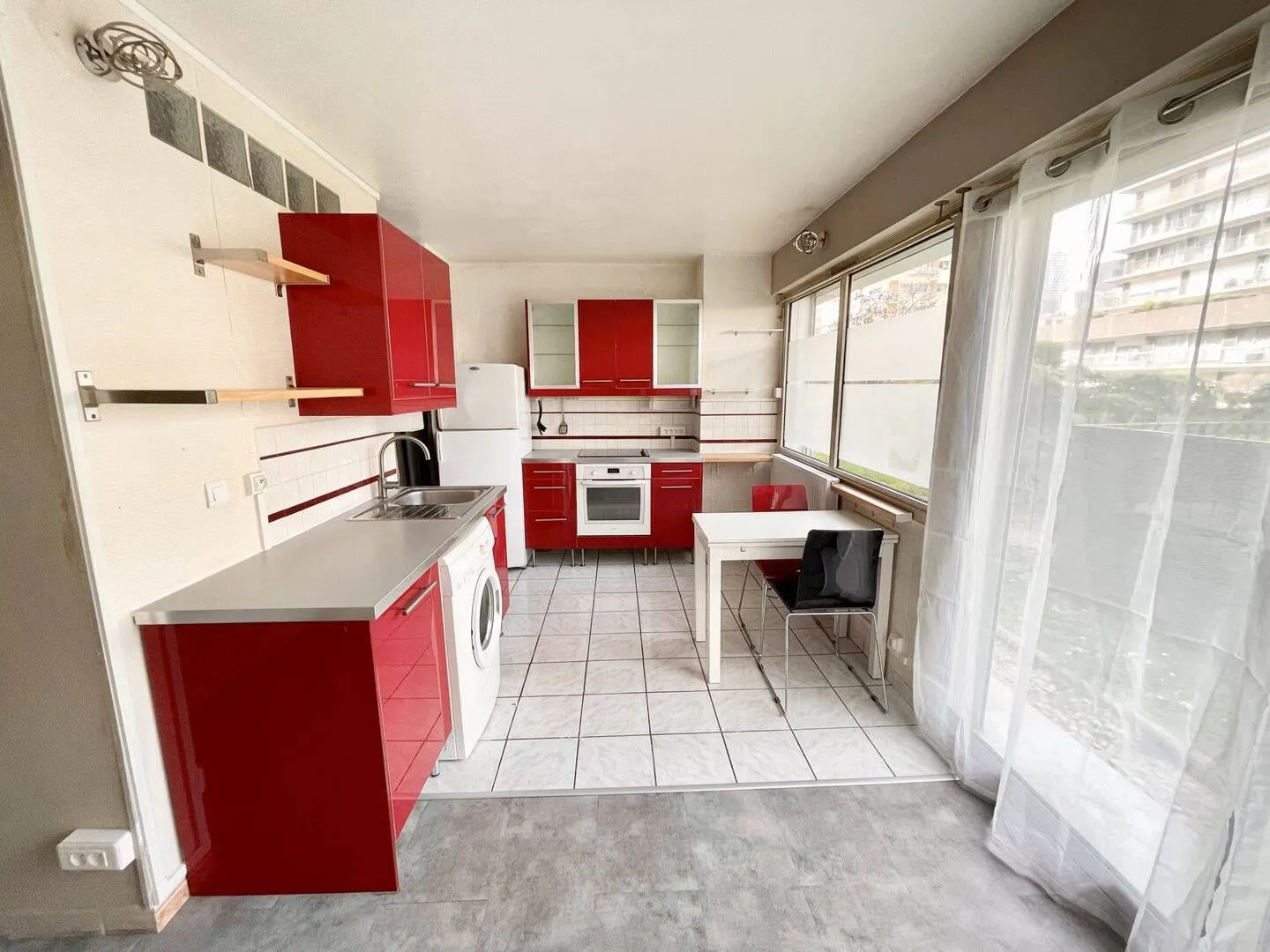 Cuisine ouverte aux façades rouges