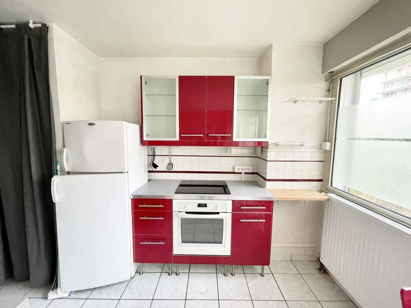 Cuisine équipée avec four et plaques