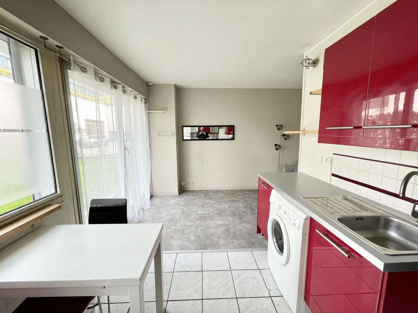 Plan de travail et lave-linge de la cuisine