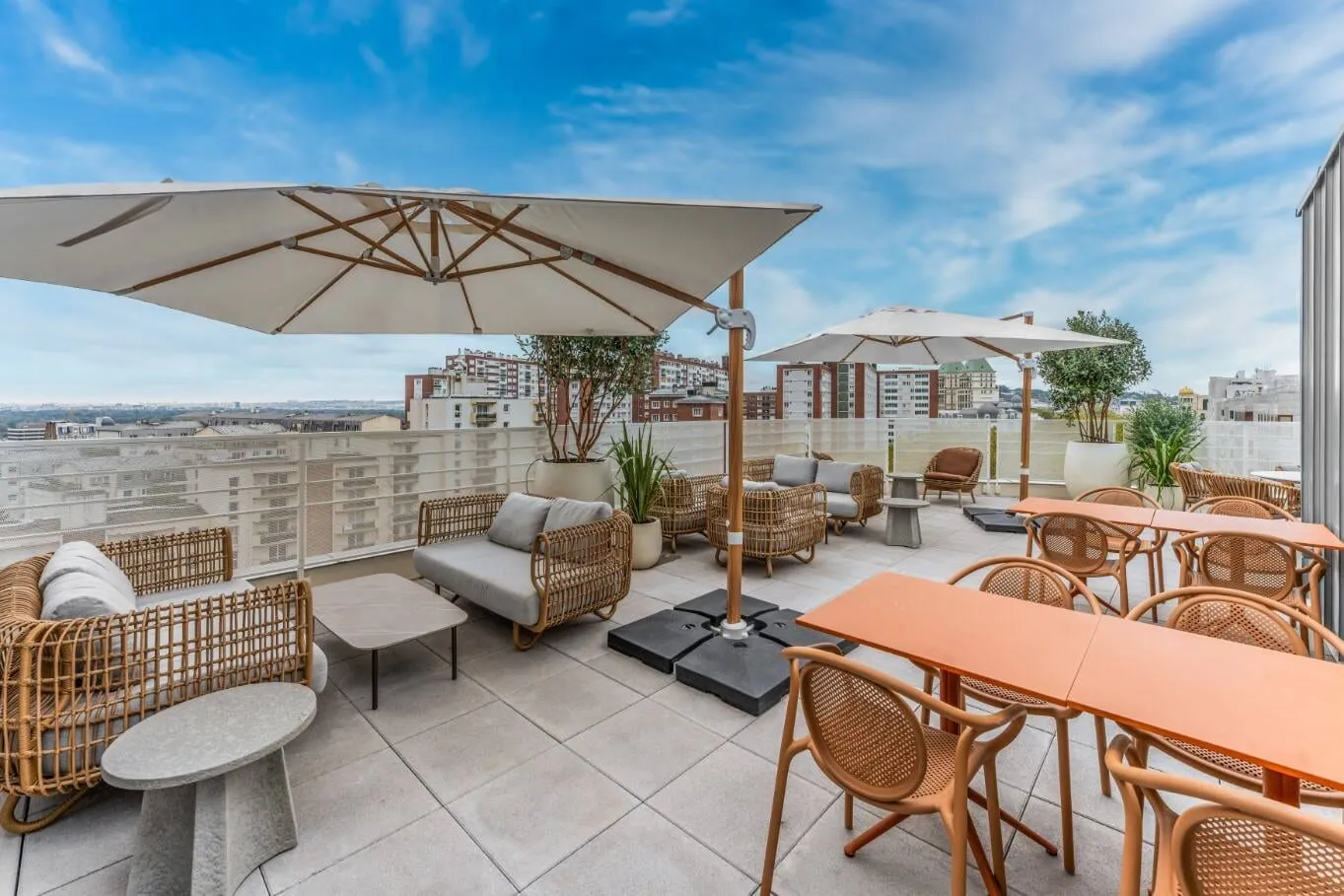 Terrasse commune avec parasols et vue dégagée