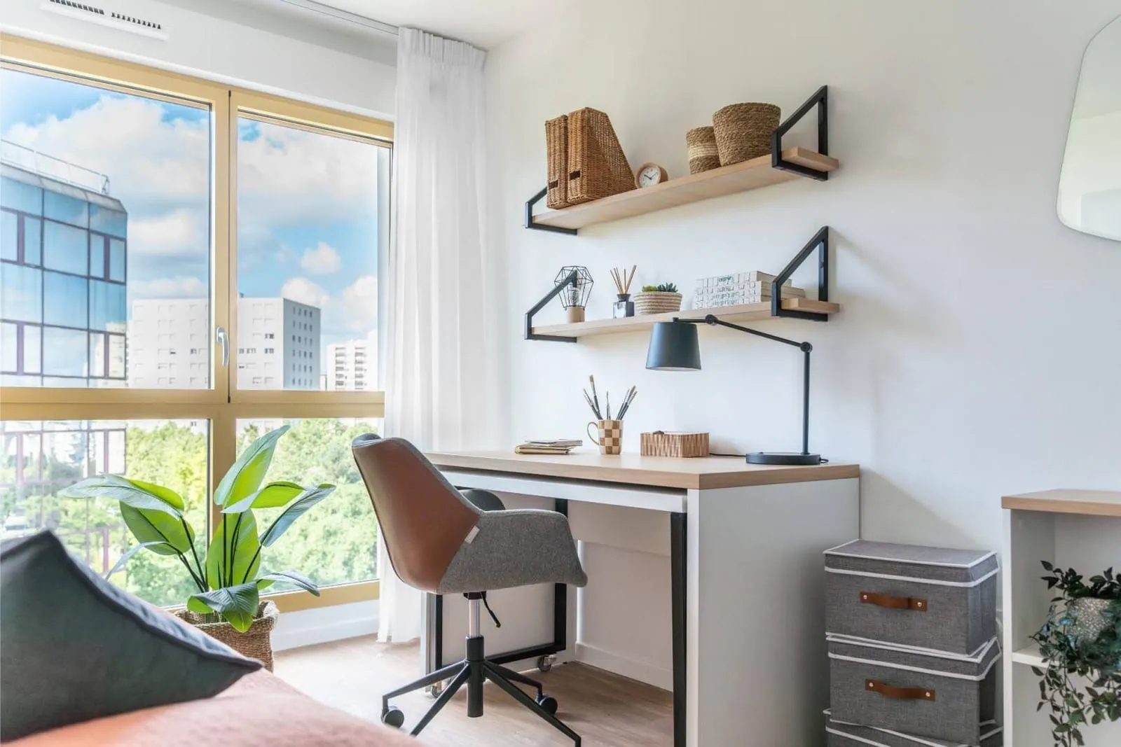 Coin bureau du studio devant la fenêtre