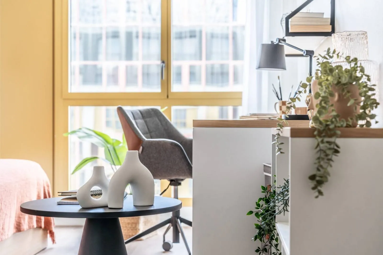 Espace commun avec fauteuils et plantes