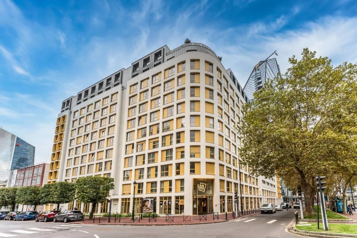 Façade de la résidence depuis la rue