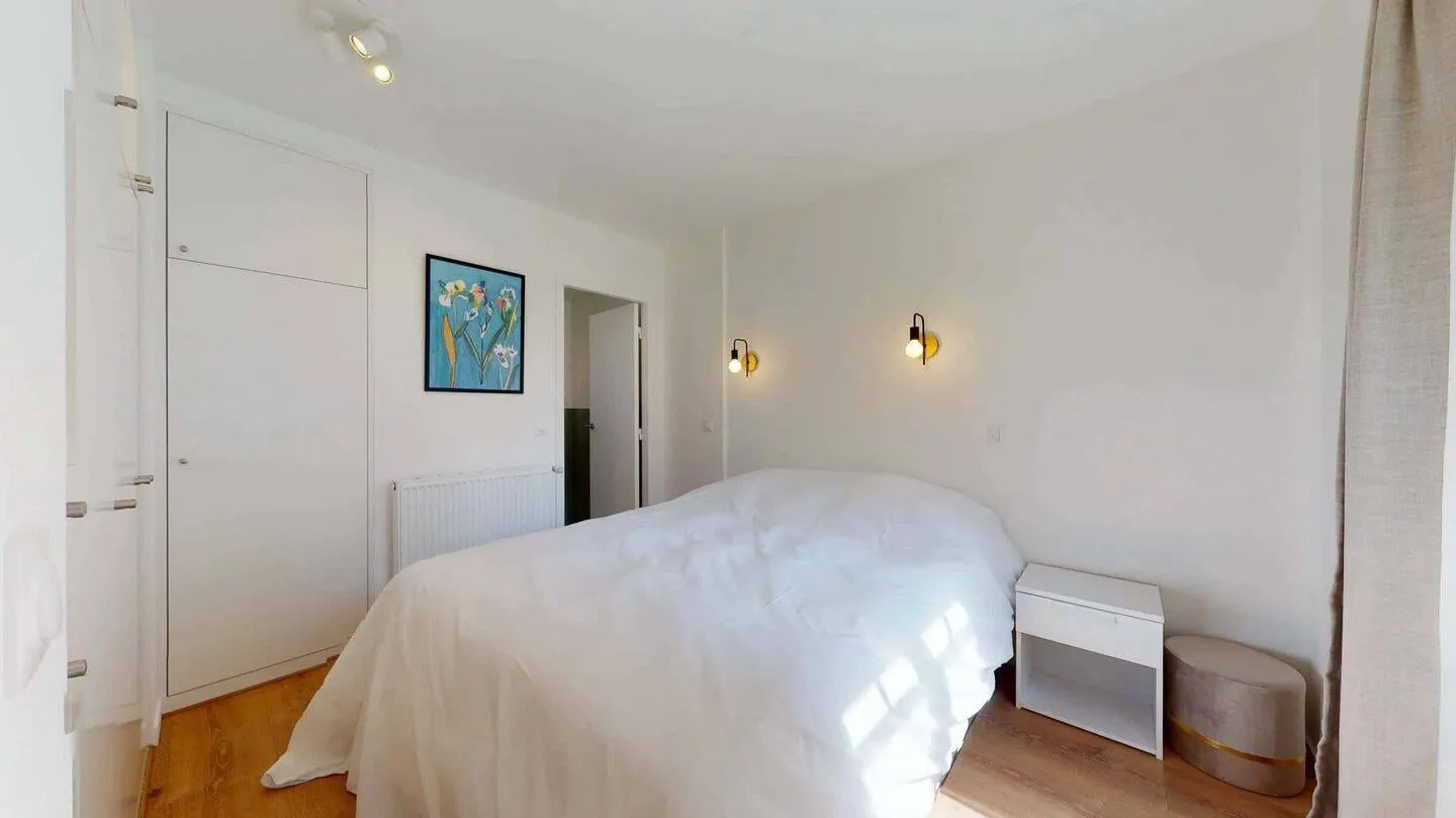 Chambre avec lit double et appliques