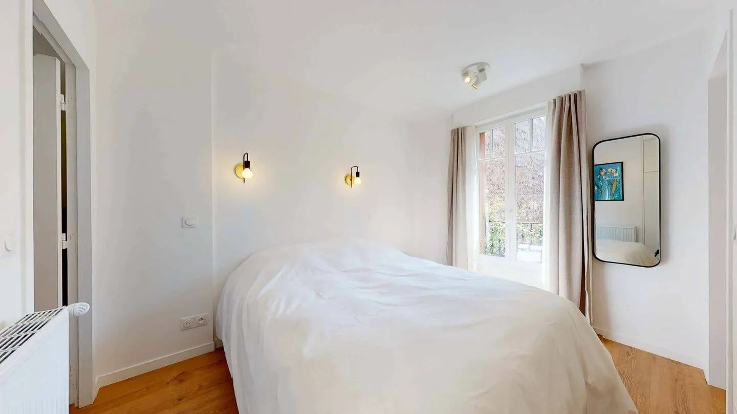 Couchage et fenêtre de la chambre