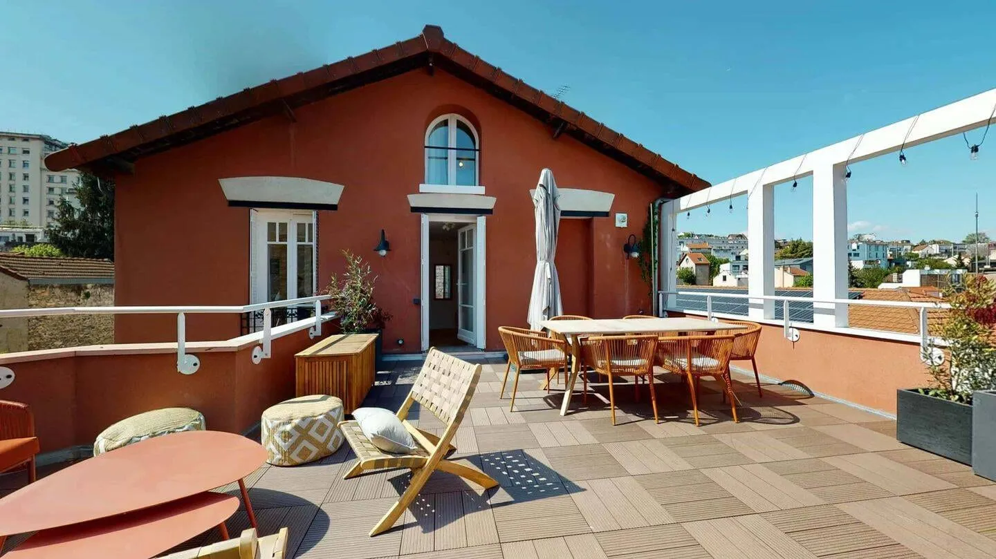 Terrasse commune avec table et chaises