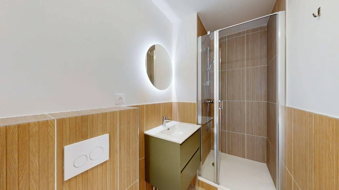 Salle de bains avec vasque et miroir